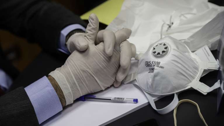 Κορονοϊός - πνευμονολόγος: Τα γάντια και οι μάσκες δεν προστατεύουν από τίποτα [βίντεο]