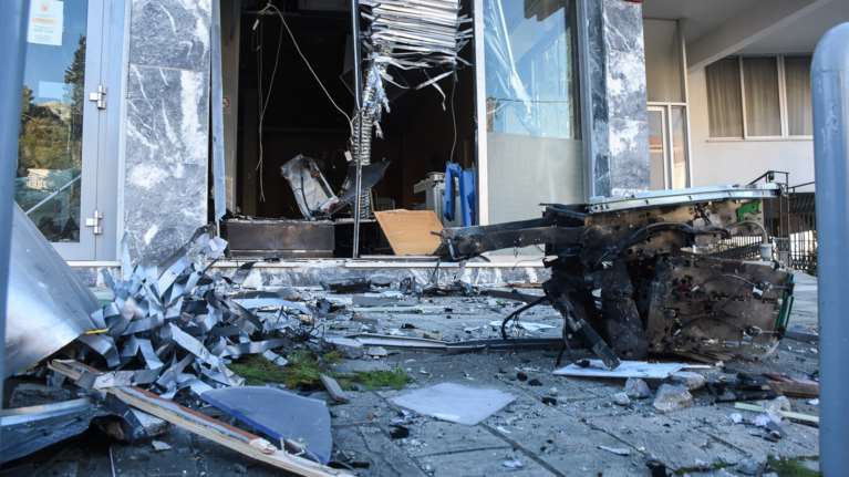 Εμπρηστική επίθεση με γκαζάκια σε τράπεζα της Θεσσαλονίκης