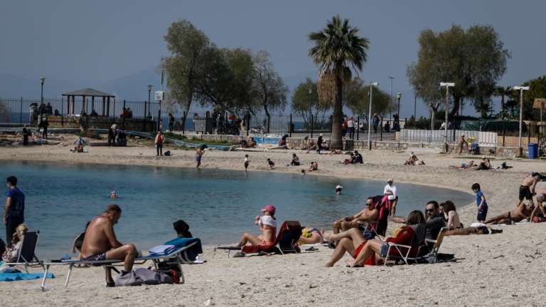 Λουκέτο στις οργανωμένες πλαζ - &quot;Αντάρτικο&quot; λουόμενων στις ελεύθερες [εικόνες]