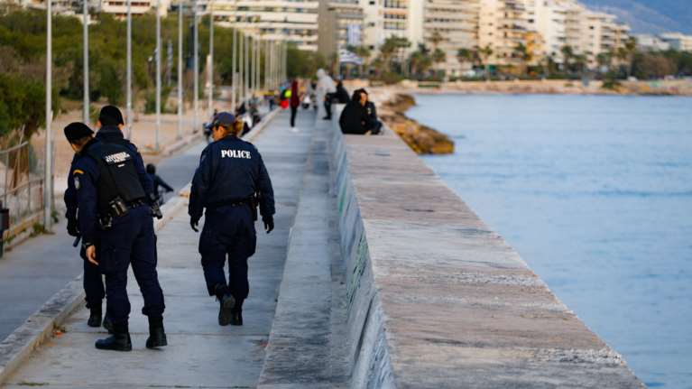 Αστυνομικοί με… βερμούδες και ποδήλατα θα περιπολούν στις παραλίες