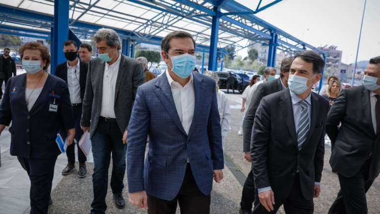 Ο Τσίπρας με μάσκα στο Αττικό Νοσοκομείο- &quot;Ηρθα για να μάθω περισσότερα&quot; [εικόνες &amp; βίντεο]