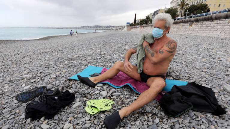 Γαλλία: Επιτρέπεται το μπάνιο, όχι όμως και η ηλιοθεραπεία -  96 νέοι θάνατοι σημειώθηκαν χθες