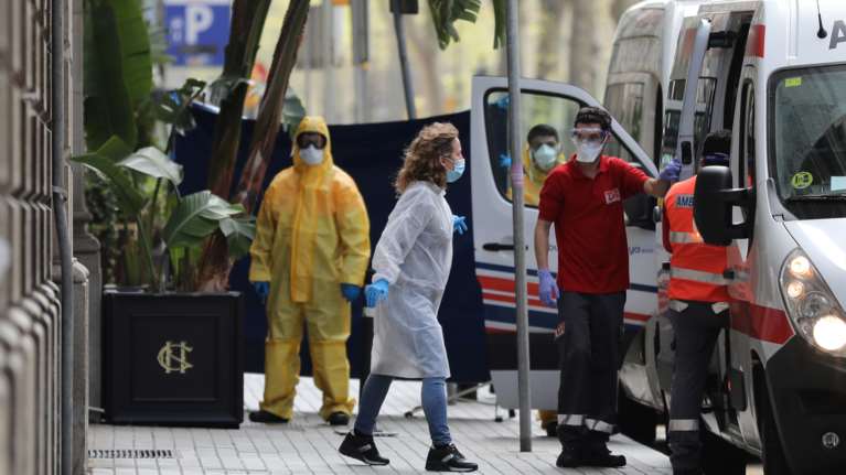 Νέο &quot;μαύρο&quot; ρεκόρ στην Ισπανία – 838 νεκροί σε μια μέρα