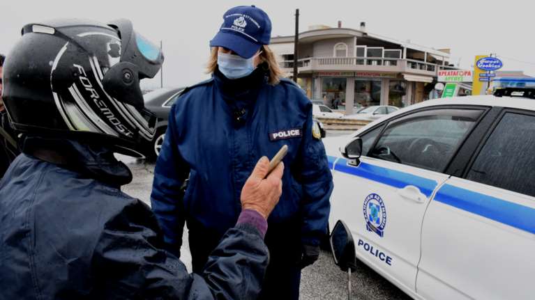 Απαγόρευση κυκλοφορίας: 974 παραβάσεις και 5 συλλήψεις σε όλη τη χώρα το Σάββατο