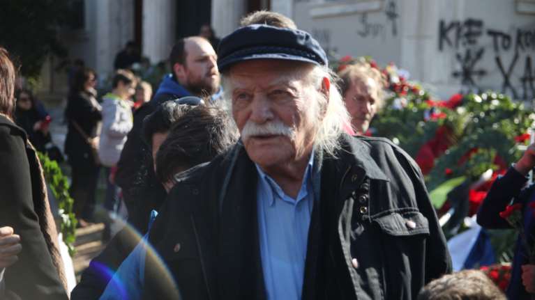 Με χειροκροτήματα και αντάρτικα στα μπαλκόνια, ο τελευταίος χαιρετισμός στον Μανώλη Γλέζο [βίντεο]