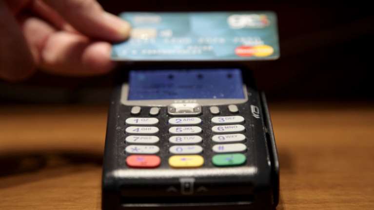 Αυξάνεται για δύο μήνες το όριο ανέπαφων συναλλαγών στα 50 ευρώ