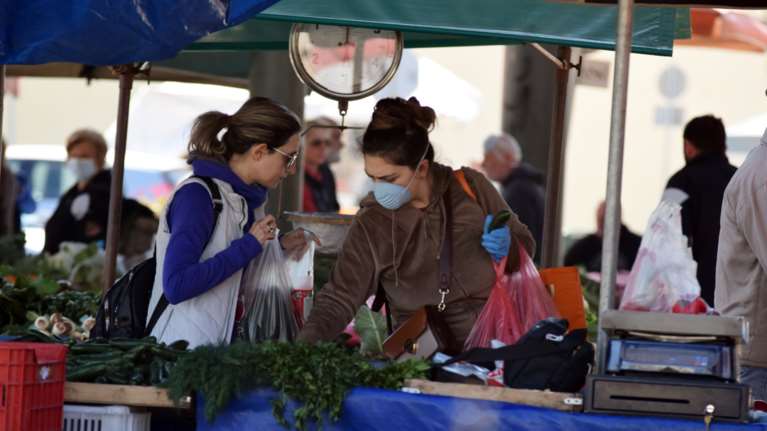 Αδιόρθωτοι: Παρά την απαγόρευση, άνοιξε λαϊκή αγορά στη Ρόδο - Επέμβαση της αστυνομίας