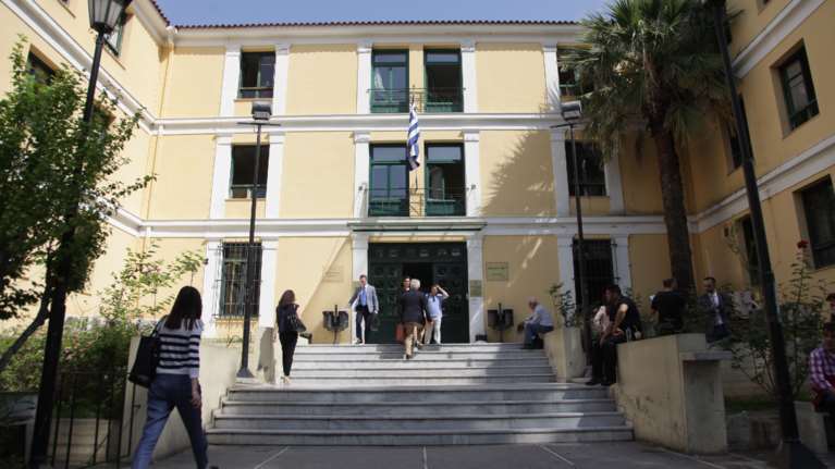 Επιστολή Δικαστών - Εισαγγελέων: Πως θα απολογηθεί κατηγορούμενος με 4-5 άτομα σε ένα μικρό ανακριτικό γραφείο;