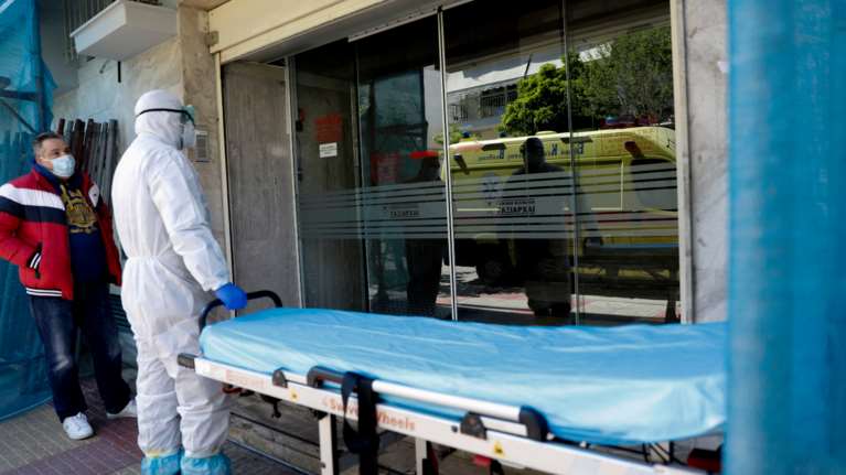 Ξέσπασε σε λυγμούς ασθενής στην κλινική &quot;Ταξιάρχαι&quot; - &quot;Τρελάθηκα για το παιδί και τα εγγόνια μου&quot; [Βίντεο]