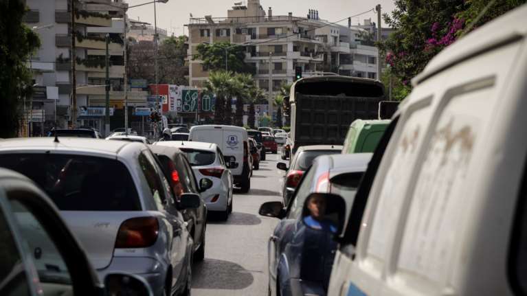 Καραμπόλα με έξι αυτοκίνητα στην παραλιακή, στο ύψος του Καλαμακίου - Μεγάλο μποτιλιάρισμα