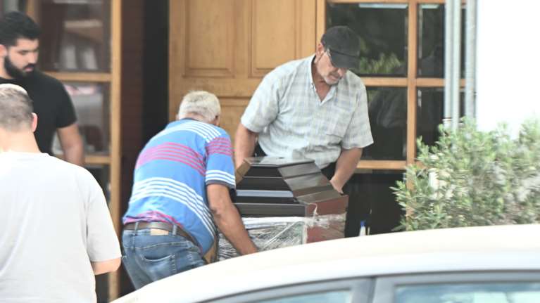 Νέα Σμύρνη: Δολοφονία ο θάνατος του 46χρονου με μαχαιριά στην κοιλιά - Η αδερφή του ίσως έπλυνε το μαχαίρι