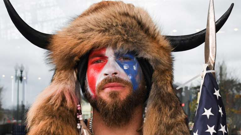 Ο &quot;κερασφόρος&quot; οπαδός του Τραμπ- σύμβολο της επίθεσης στο Καπιτώλιο