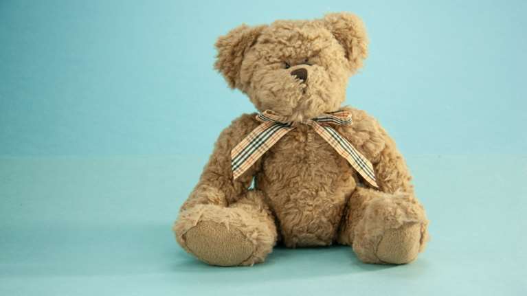 Θεσσαλονίκη: &quot;Ήθελα να προστατεύσω το παιδί, είχε κακώσεις&quot; - Τί είπε η μητέρα που έκρυψε κοριό στο λούτρινο αρκουδάκι