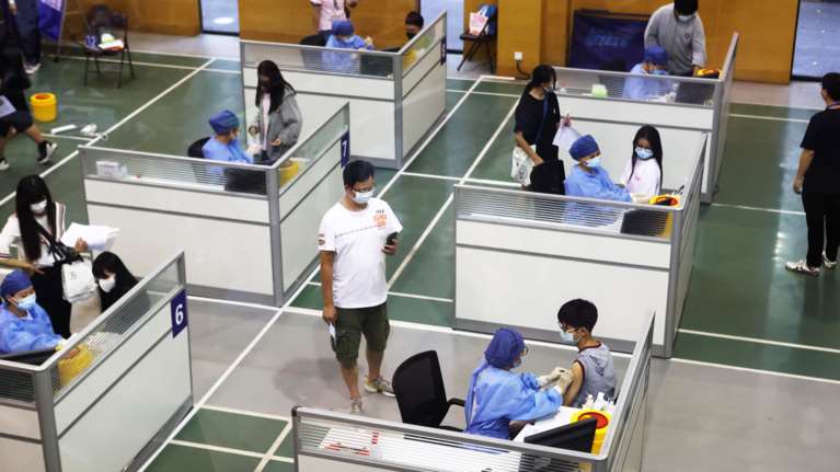 Εμβολιασμοί: Γιατί πεθαίνουν νεαρότεροι ασθενείς με κορονοϊό