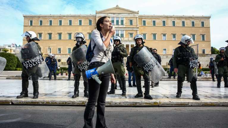 Πορεία φοιτητών στο Σύνταγμα: Τα ΜΑΤ στάθηκαν μπροστά από τον Άγνωστο Στρατιώτη και το μνημείο για τα Τέμπη [εικόνες - βίντεο]