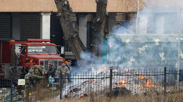 Ουκρανία: Στρατιώτες καίνε έγγραφα έξω από το Υπουργείο Άμυνας στο Κίεβο [Εικόνες - Βίντεο]