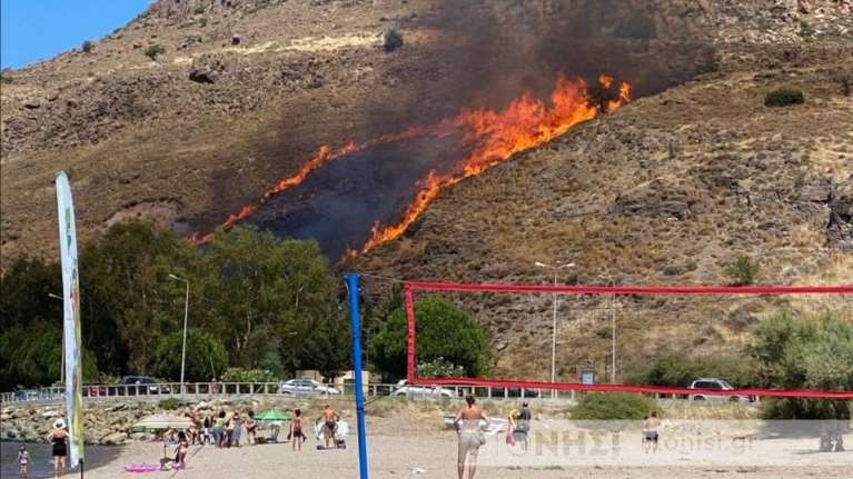 Εκτός ελέγχου μαίνεται φωτιά στην Πέτρα Λέσβου - Ισχυροί άνεμοι στην περιοχή [εικόνες]