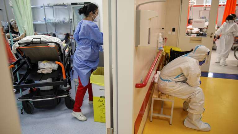 Τσακρής: Να γίνει πριν το εξάμηνο η 3η δόση του εμβολίου - Πιθανό lockdown αν πιεστούν κι άλλο τα νοσοκομεία