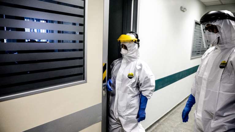 Επιστολή-γροθιά συζύγου νοσηλευτή που πέθανε από κορονοϊό: &quot;Ούτε προσωρινή σύνταξη δεν παίρνουμε&quot;