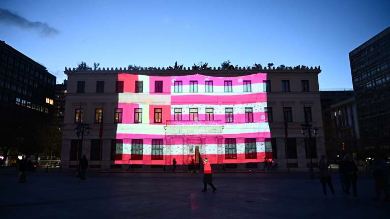 Η ροζ σημαία της Γεωργίας Λαλέ στο δημαρχείο της Αθήνας δίχασε το Twitter