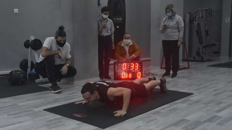 Ρεκόρ Γκίνες στα push ups από νεαρό Κρητικό - Εκανε 64 μέσα σε ένα λεπτό [βίντεο]