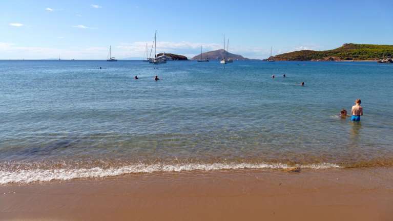 Για όσους ξέμειναν στην Αθήνα: Τρεις ιδανικές παραλίες λίγη ώρα από το κέντρο της πόλης