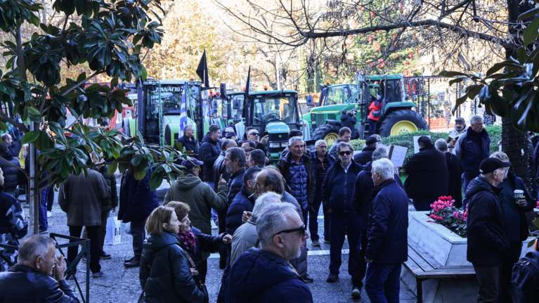 Να σπάσει το μέτωπο των "σκληρών" θέλει η κυβέρνηση - Μικρές υποχωρήσεις για να προσέλθουν σε διάλογο οι αγρότες