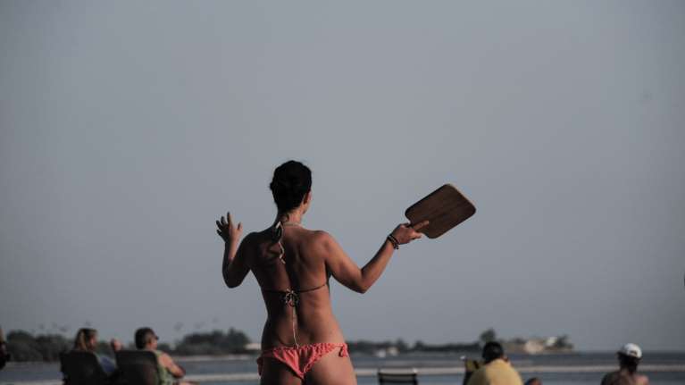 Τέλος οι ρακέτες: Κόπηκαν τα πρώτα πρόστιμα σε παραλίες της Αθηναϊκής Ριβιέρας