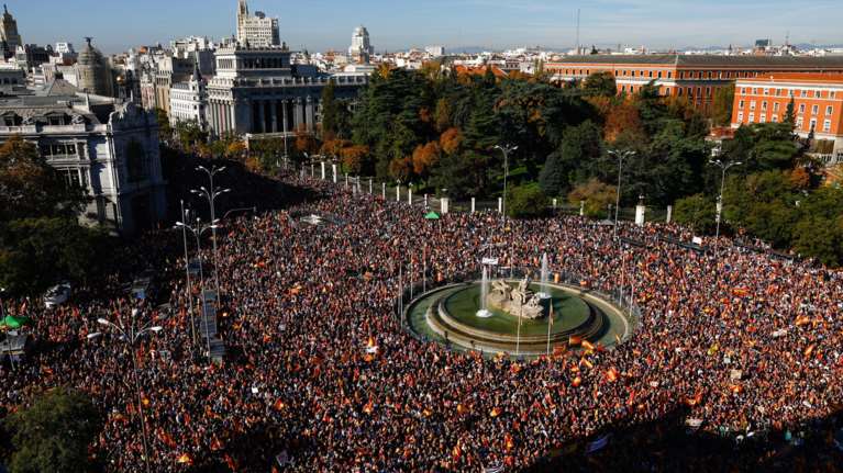 Ισπανία: 170.000 διαδηλωτές διαμαρτυρήθηκαν στην Μαδρίτη για τον νόμο περί αμνηστίας των καταλανών αυτονομιστών