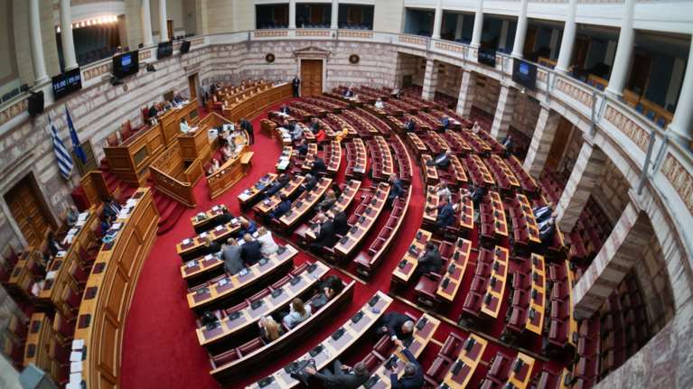 Βουλή: Υπερψηφίστηκε το νομοσχέδιο του υπ. Εσωτερικών για την Αναμόρφωση του Πειθαρχικού Δικαίου των δημοσίων υπαλλήλων