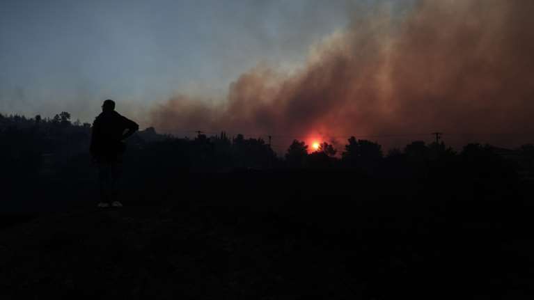 Νύχτα επιφυλακής για την Πυροσβεστική σε Πεντέλη, Μέγαρα και Σαλαμίνα - Η εικόνα από τα πύρινα μέτωπα