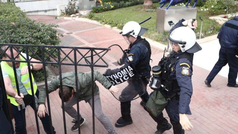 Σοκαριστικές εικόνες: Αστυνομικοί χτυπούν με γκλοπ εργαζόμενους στους δήμους, έξω από το Υπουργείο Εσωτερικών