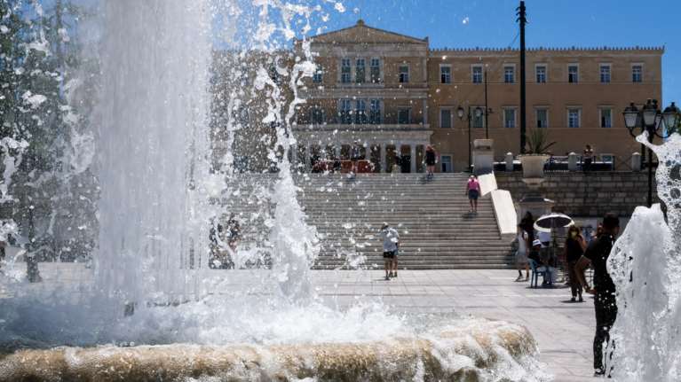 Economist: Γιατί η Ελλάδα αξίζει να το γιορτάσει - Στην τρίτη θέση στη λίστα με τις καλύτερες οικονομικές επιδόσεις