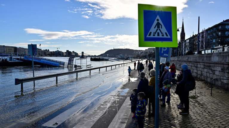 Συναγερμός στη Βουδαπέστη: Πλημμύρισε ο Δούναβης - Στο υψηλότερο επίπεδο από το 2013 η στάθμη [Εικόνες]