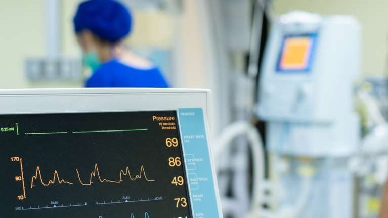 &quot;Χτυπούσε την πλάτη στην κολώνα να το βγάλει&quot;: Συγκλονίζουν οι μαρτυρίες για τον 22χρονο που πνίγηκε με το μπέργκερ