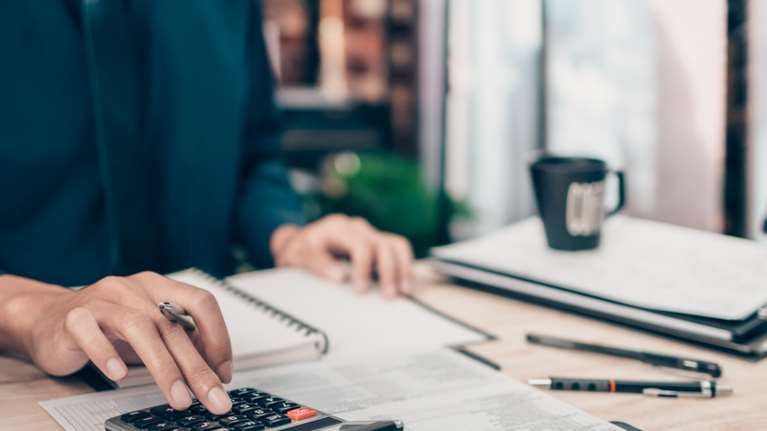 Κέρδος έως 50 ευρώ τον μήνα για τους μισθωτούς του ιδιωτικού τομέα - Τα 5 σενάρια για μείωση φορολογίας, τεκμηρίων, εισφορών