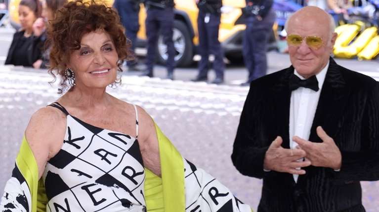 Ο 83χρονος δισεκατομμυριούχος Μπάρι Ντίλερ αποκάλυψε ότι είναι γκέι μετά από 24 χρόνια γάμου με την Νταϊάν φον Φίρστενμπεργκ