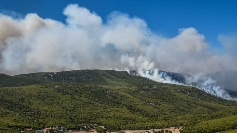 Βίλια: Πύρινος εφιάλτης 10 χιλιομέτρων - Τιτάνια μάχη από γη και αέρα - Αναζωπυρώσεις προς Μέγαρα και Οινόη