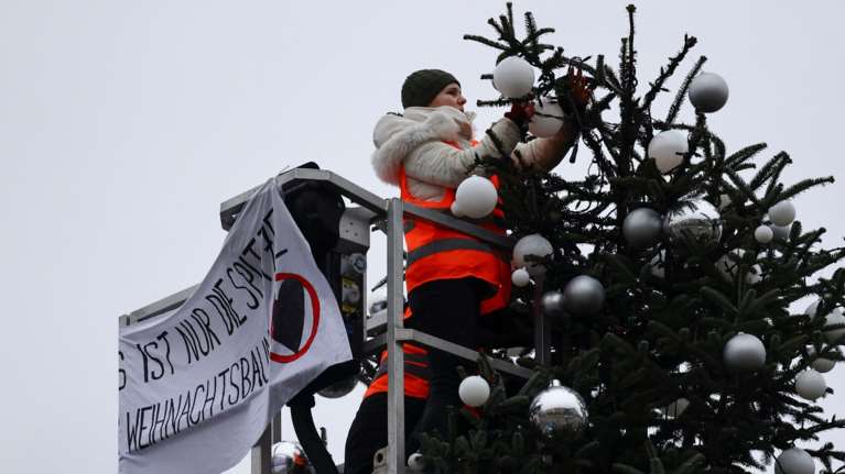 Βερολίνο: "Πράσινοι" ακτιβιστές πριόνισαν την κορυφή από το χριστουγεννιάτικο δέντρο [εικόνες]