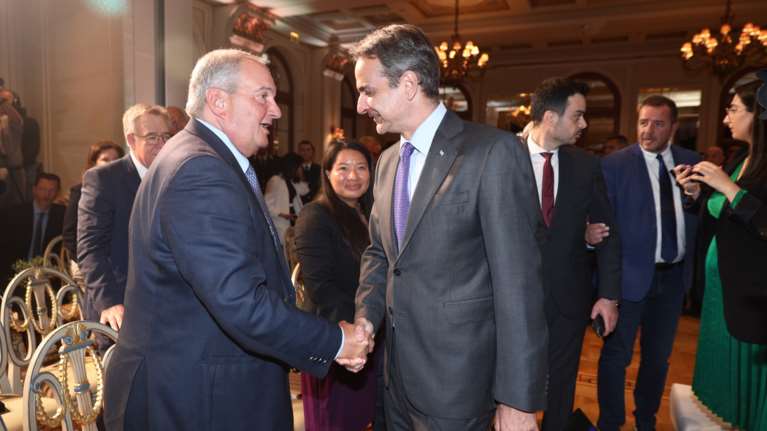 Η χειραψία Μητσοτάκη - Καραμανλή σε εκδήλωση για την αντιμετώπιση των φυσικών καταστροφών