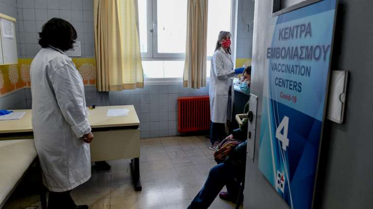 Κορονοϊός: Εκτακτη ενημέρωση από το υπουργείο Υγείας για την τέταρτη δόση του εμβολίου
