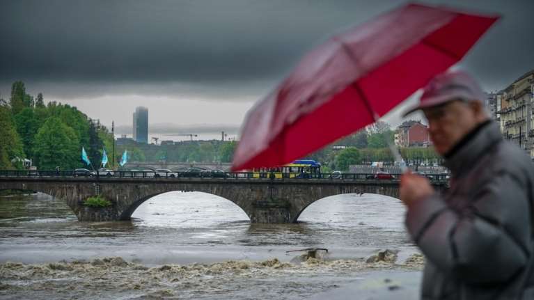 Κόκκινος συναγερμός στη βόρεια Ιταλία από την κακοκαιρία: Υπερχείλισε ο ποταμός Πάδος, κατέρρευσε γέφυρα [εικόνες-βίντεο]