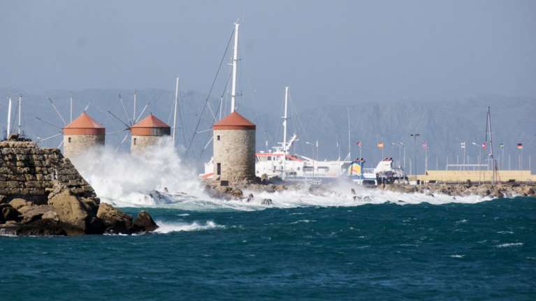 Καιρός: Μικρή πτώση της θερμοκρασίας και ισχυροί άνεμοι σήμερα στο Αιγαίο