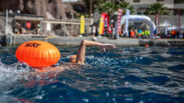 Η SIXT στηρίζει και οδηγεί στο Santorini Experience 2025