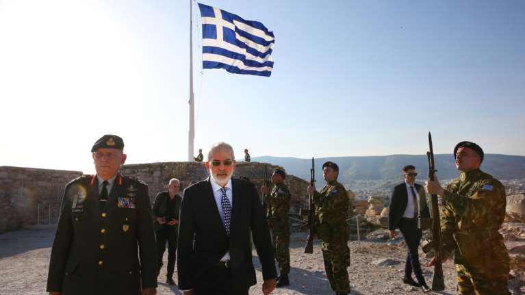 Στην έπαρση σημαίας στην Ακρόπολη ο Ιωάννης Σαρμάς [εικόνες]