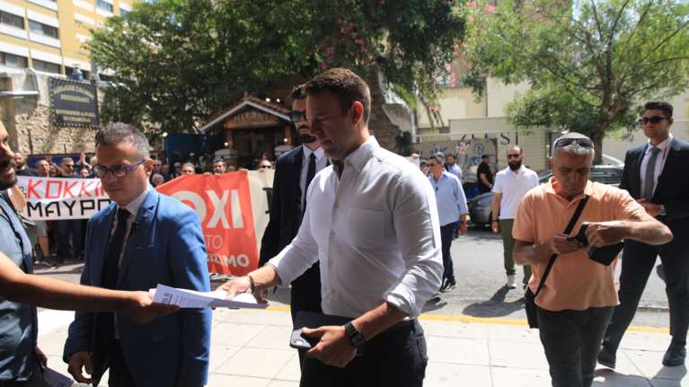 "Πάρτε πίσω το λουκέτο" - Δυναμική παρέμβαση εργαζομένων της "Αυγής" και του "Κόκκινο" στην ΚΕ του ΣΥΡΙΖΑ [βίντεο]