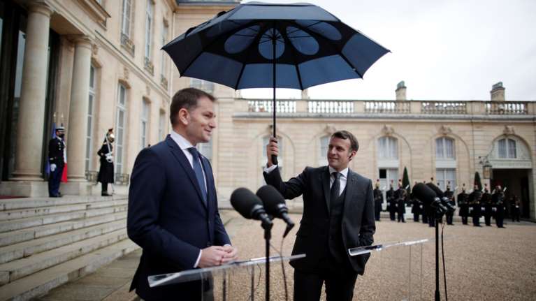 Η γαλλική ευγένεια του Μακρόν - Κρατούσε την ομπρέλα για να μη βραχεί ο Σλοβάκος πρωθυπουργός [Εικόνες-βίντεο]