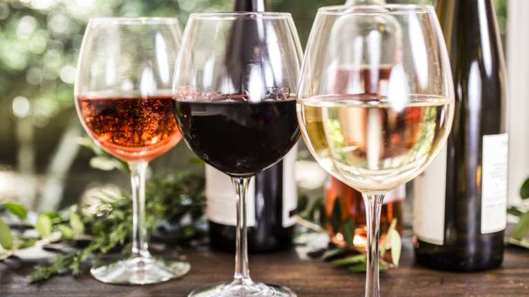 Το δίλημμα για κόκκινο ή λευκό κρασί: Ποιο είναι καλύτερο για την υγεία μας