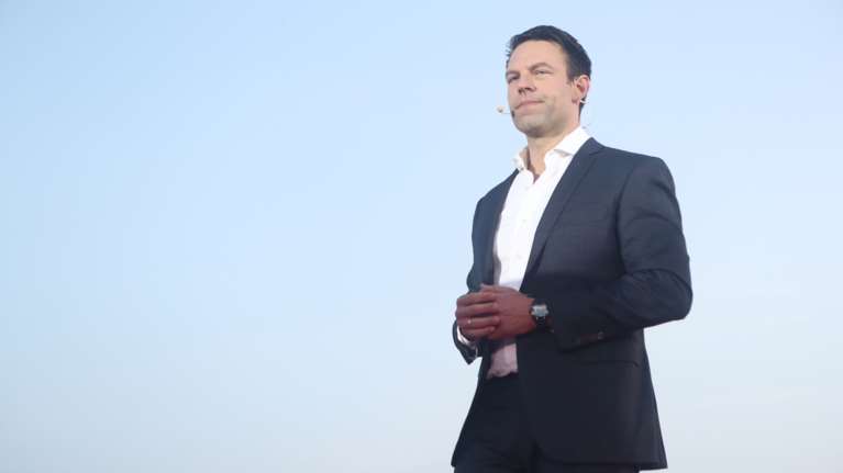 Ο Κασσελάκης προσφεύγει στη δικαιοσύνη κατά Πρώτου Θέματος και Θάνου Δημάδη - Πόλεμος για το "πόθεν έσχες"