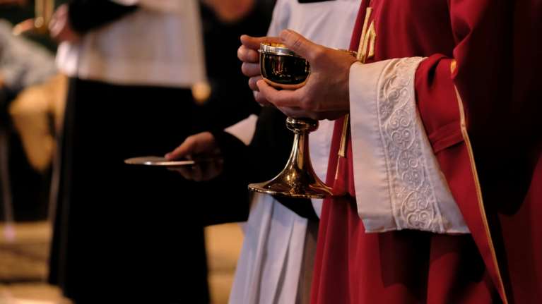 Οι Καθολικοί ιερείς &quot;ξέπλεναν&quot; επιχειρηματία νυχτερινού κέντρου με βαρύ παρελθόν- Εμπλοκή και ιδιοκτήτη πρακτορείου ΟΠΑΠ